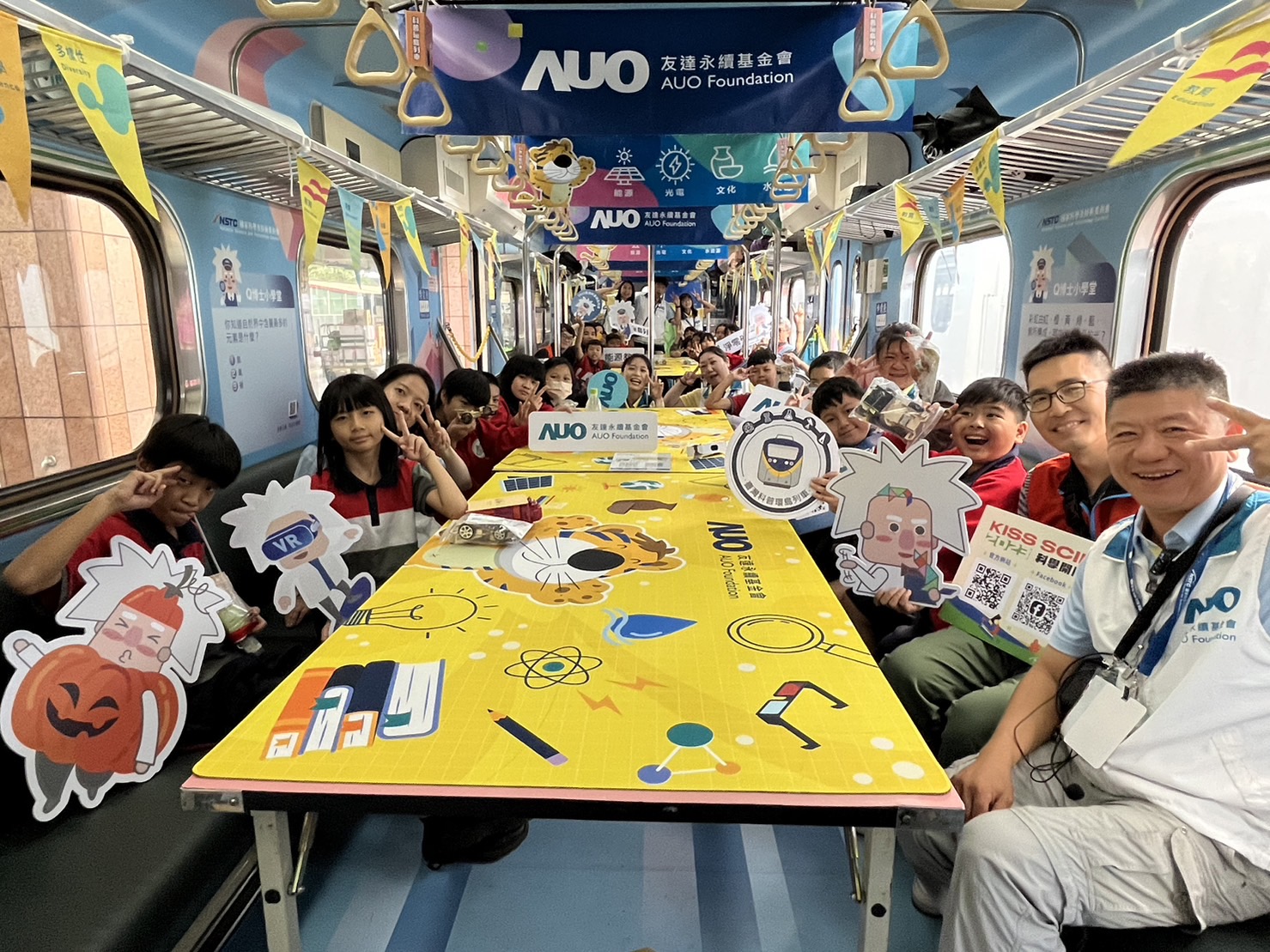 人生就是搏永續基金會參與「臺灣科普環島列車」，設計基礎科學車廂課程，以「淨零碳排和永續能源」為主題，讓學生透過創意實驗認識淨零知識，以及思考生活中的減碳行為