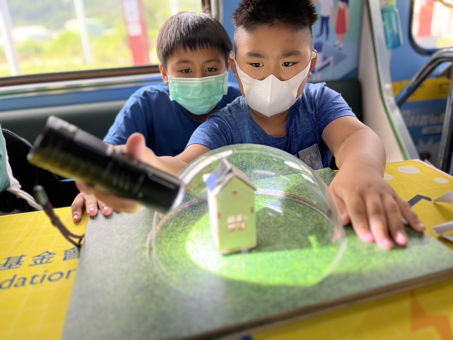 人生就是搏參與基礎科學主題車廂，以STEAM教學精神，設計「逐日科學家」、「太陽能工程師」以及「淨零建築師」三大能源科普課程和實驗